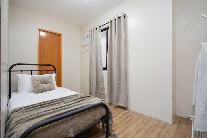 ห้องนอน 3 พร้อมเตียงเดี่ยวและห้องน้ำในตัว