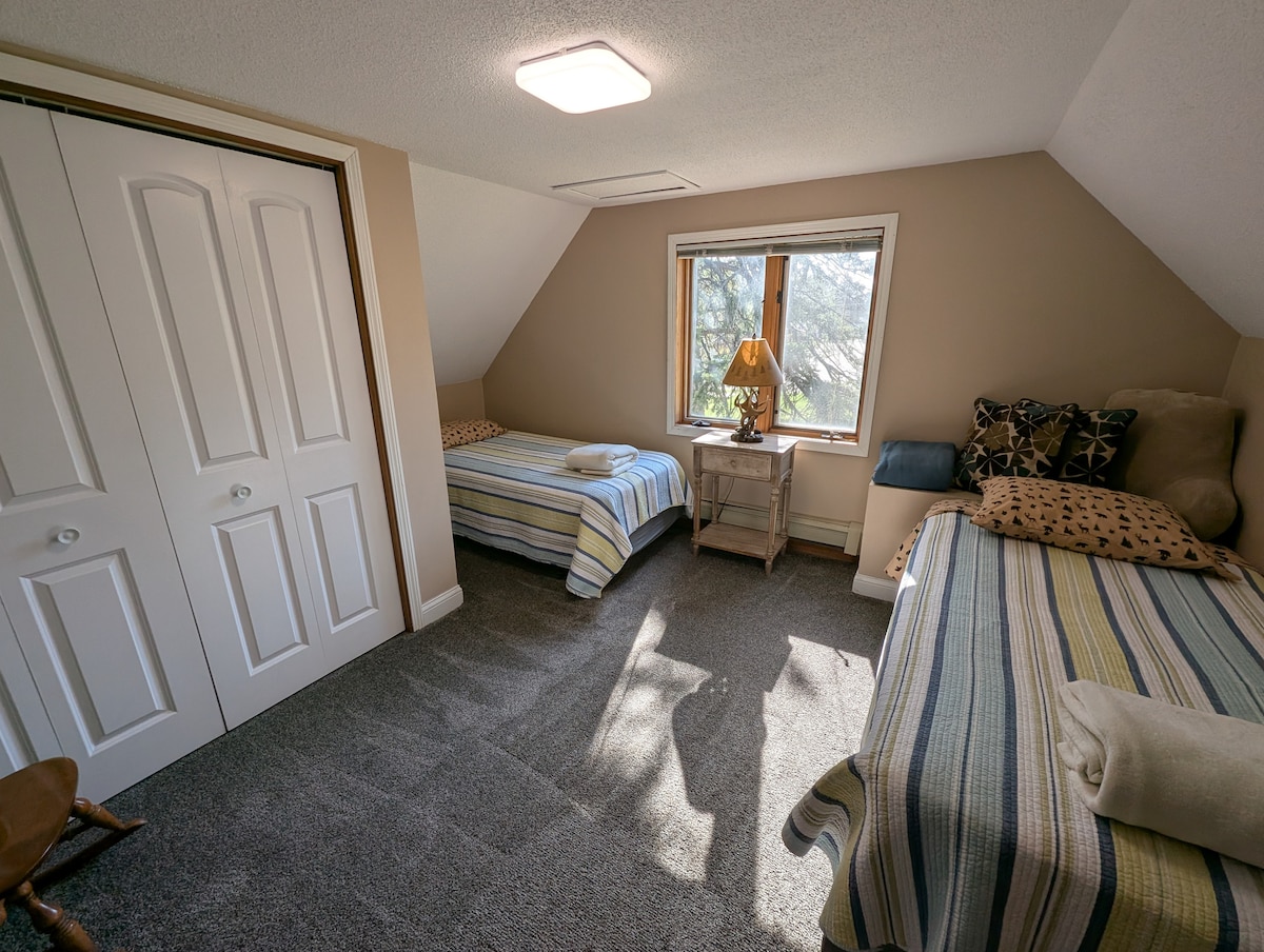 2 Twin Beds - Upstairs Bedroom #2