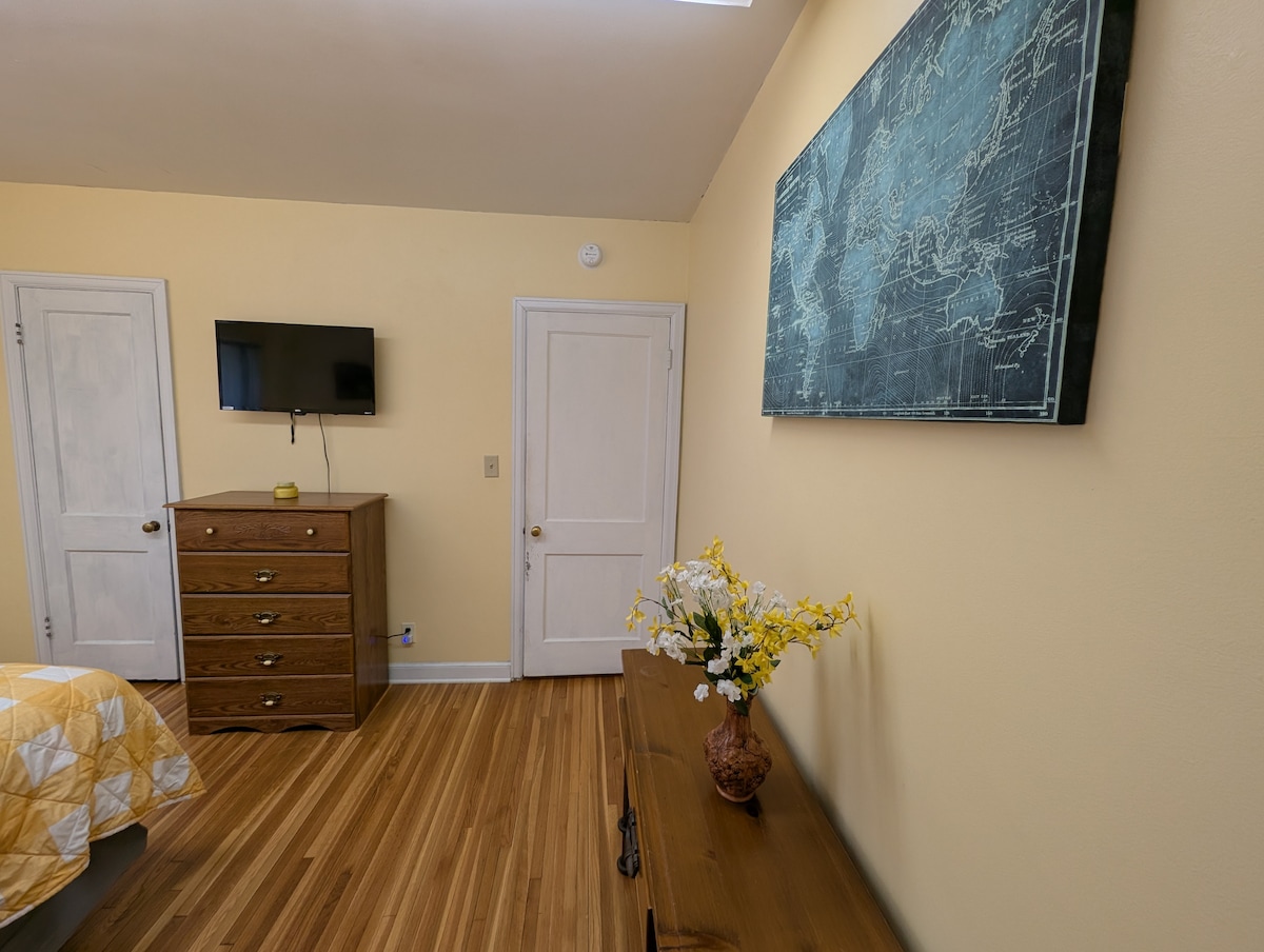 Main Level Bedroom #1