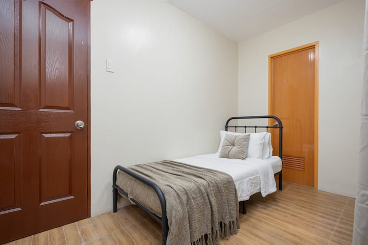 Shtëpia #2: Dhoma e gjumit 3 me krevat me madhësi teke, dyshek dyshemeje dhe banjë ngjitur