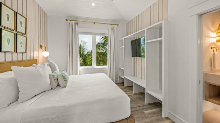 Спальня 6 - двоспальне ліжко розміру King size та суміжна ванна кімната