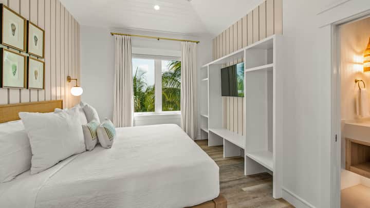 Phòng ngủ 6 - Giường cỡ King và phòng tắm khép kín