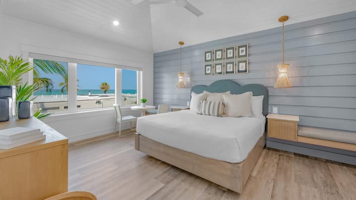 Phòng ngủ 4 - Giường cỡ King và phòng tắm khép kín - Quang cảnh vịnh