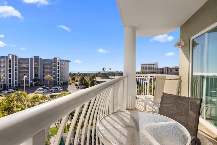 Condo: 2br/2ba By Beach, W/d, Pool & Parking - Treasure Island, FL