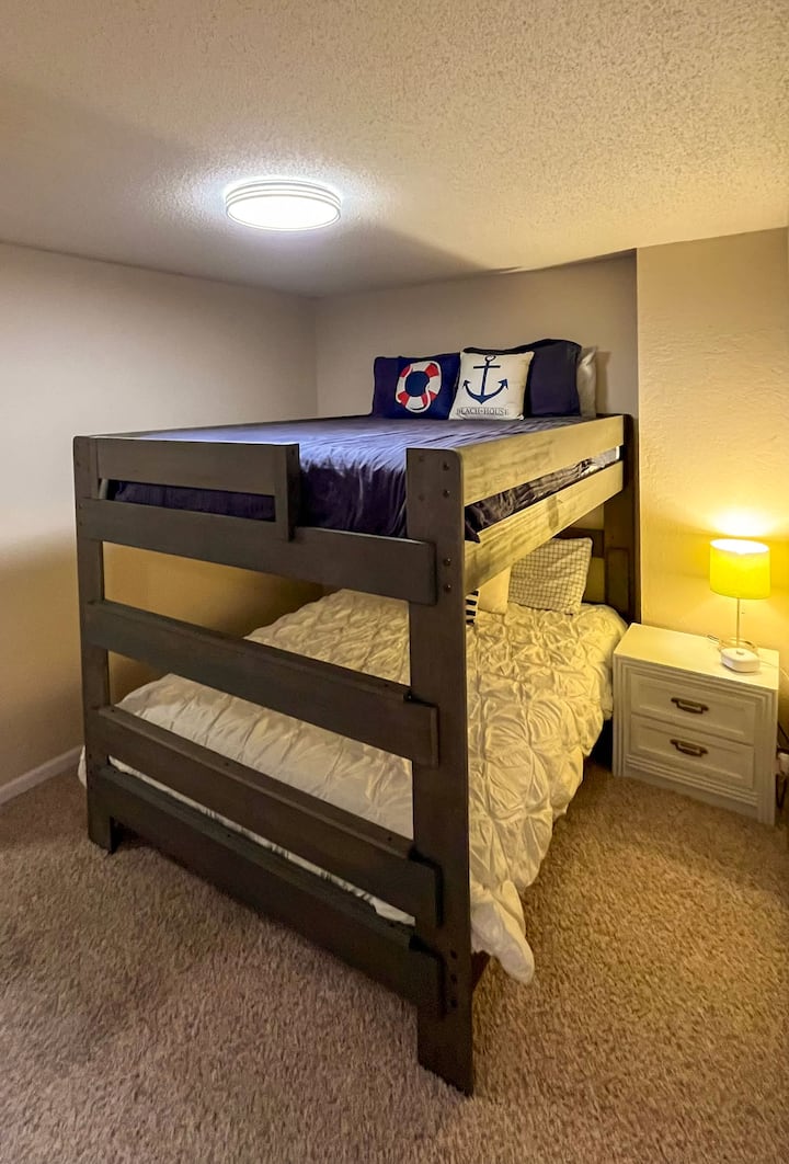 Habitación con literas tamaño queen con cama tamaño queen 
