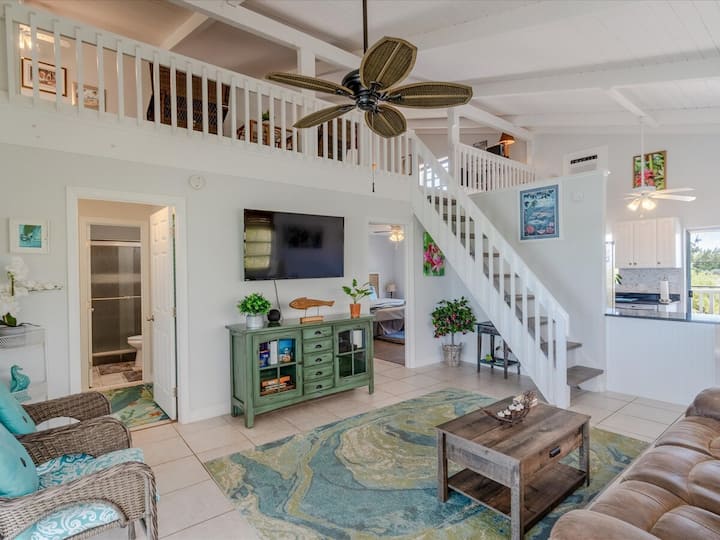 Sala de estar con TV grande y cómodo sofá