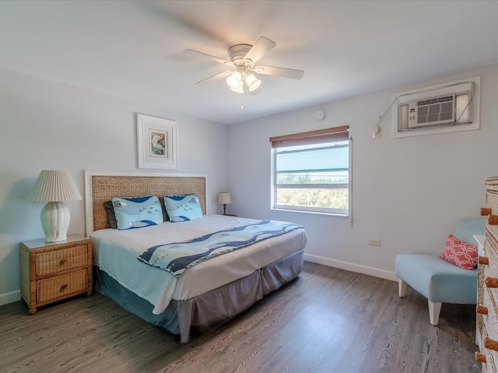 Suite principal de primer nivel con cama tamaño king, televisión inteligente y baño privado.