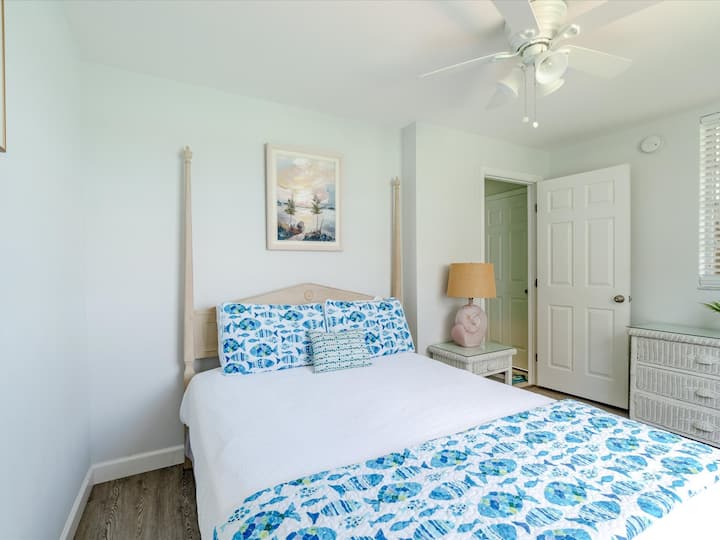 Dormitorio 2 con una cama tamaño queen en el primer nivel.