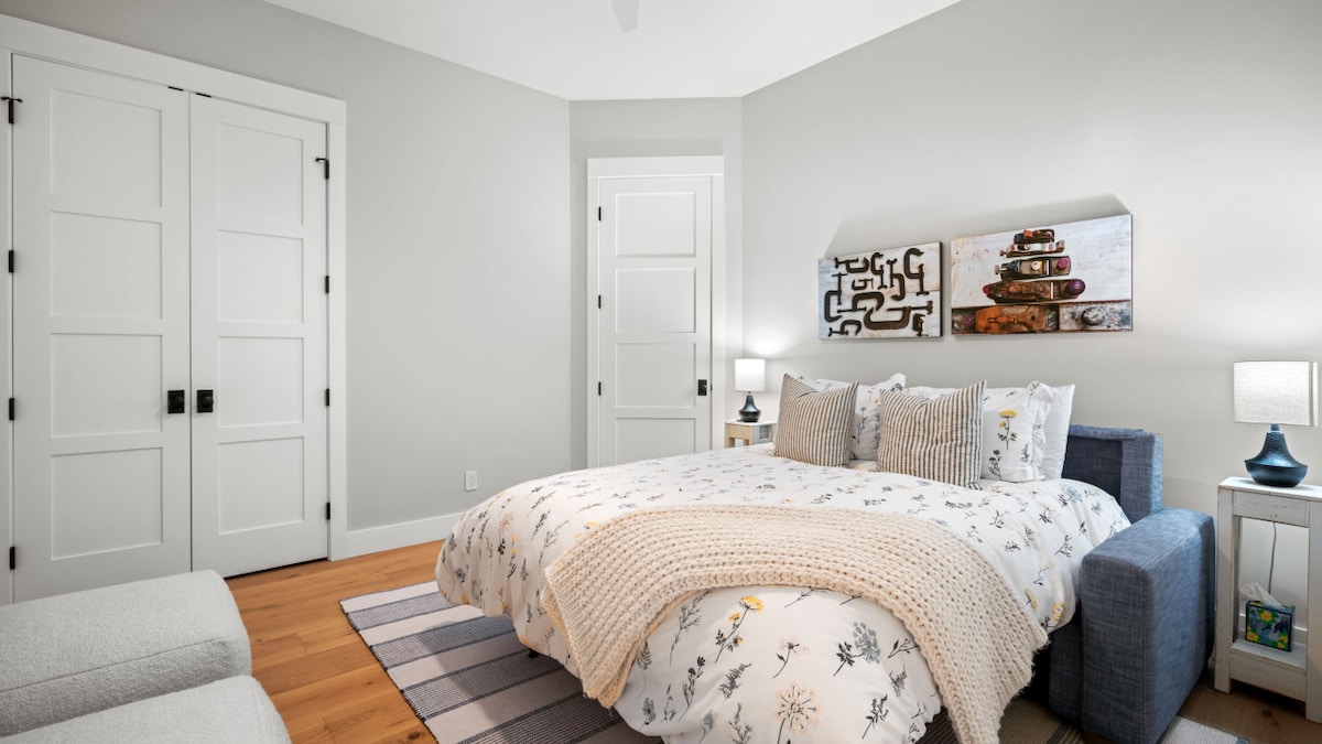 Acurrúcate en uno de los tres dormitorios para disfrutar de una gran noche de sueño. Este dormitorio tiene un armario completo y hermosas vistas.