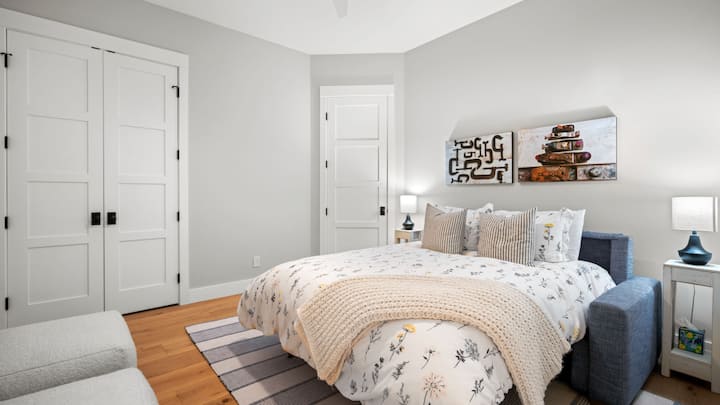 Acurrúcate en uno de los tres dormitorios para disfrutar de una gran noche de sueño. Este dormitorio tiene un armario completo y hermosas vistas.