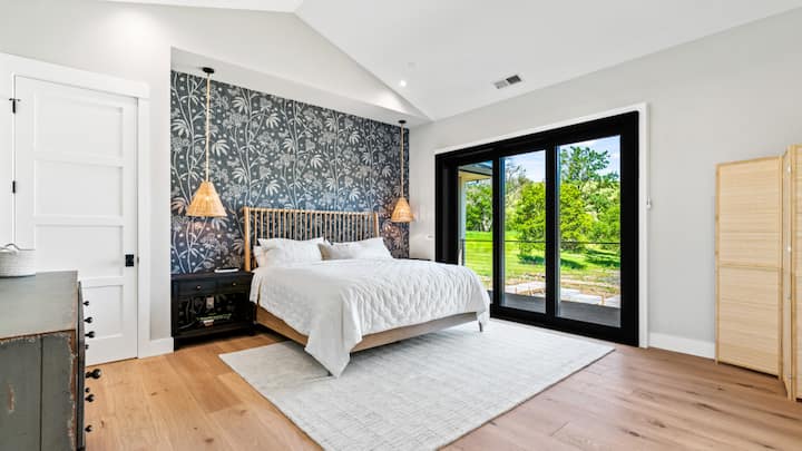 Disfruta del espacioso dormitorio principal con acceso al aire libre