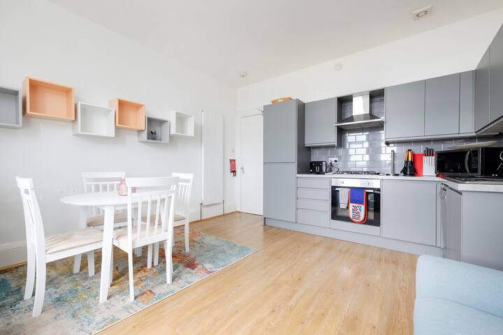 Bright Top Floor 3 Bed 2 Bath gallery image 5