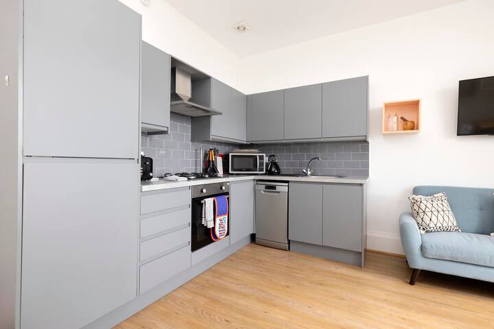 Bright Top Floor 3 Bed 2 Bath