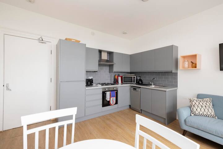 Bright Top Floor 3 Bed 2 Bath gallery image 3