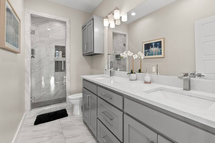 5BR Dallas Getaway | Fast Wi-Fi & Pet-Friendly Yar gallery image 4