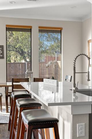 5BR Dallas Getaway | Fast Wi-Fi & Pet-Friendly Yar gallery image 3