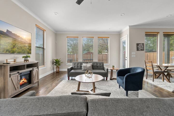 5BR Dallas Getaway | Fast Wi-Fi & Pet-Friendly Yar gallery image 2