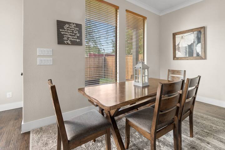 5BR Dallas Getaway | Fast Wi-Fi & Pet-Friendly Yar gallery image 5