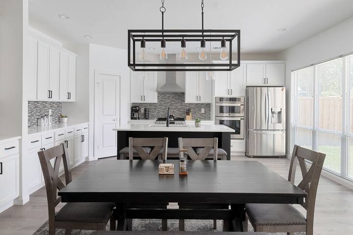 Family Retreat Heated Pool & Hot Tub Near Downtown gallery image 2