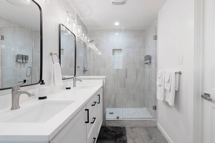 Family Retreat Heated Pool & Hot Tub Near Downtown gallery image 3