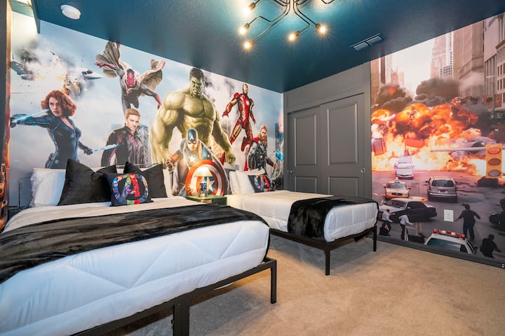 Spálňa 7: 1 veľká manželská posteľ a 1 oddelené postele (apartmán Jack-n-Jill)