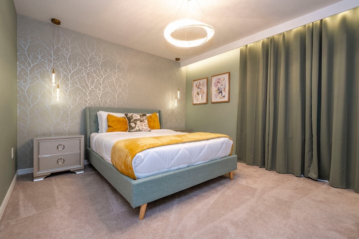 Spálňa 4: vlastná kúpeľňa s manželskou posteľou veľkosti Queen