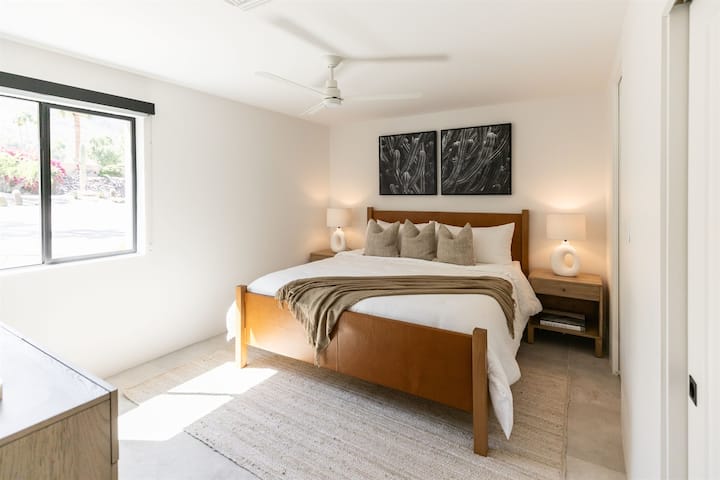 Chambre 2 avec lit King Size. Beaucoup de fenêtres éclairent toute la maison.