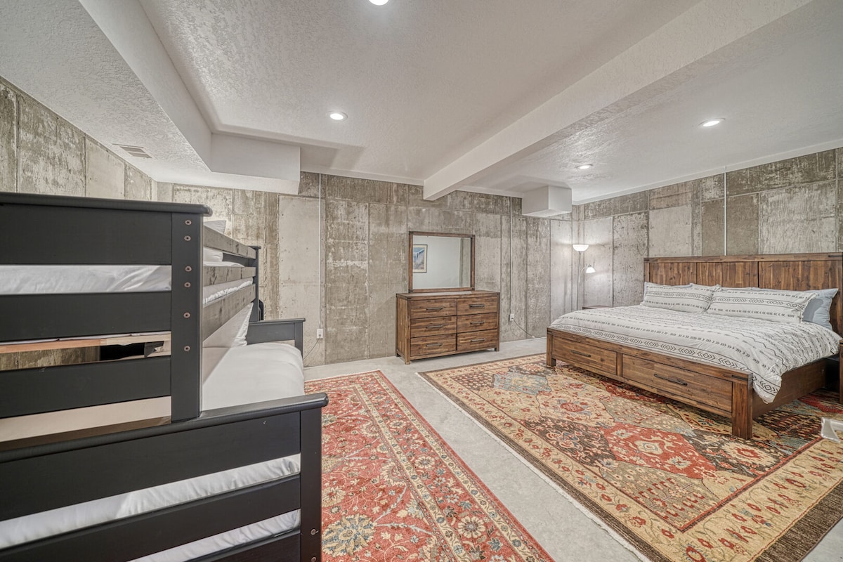 Со брачен кревет (широк 150-179 см) и кревет на спрат со целосен под и брачен кревет (широк 180-179 см) одозгора.