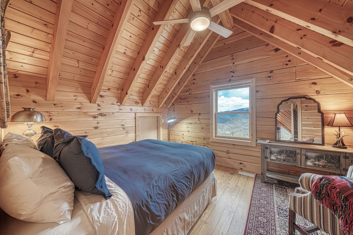 Пристапете преку поткровјето на горниот кат. Има приватна врата.