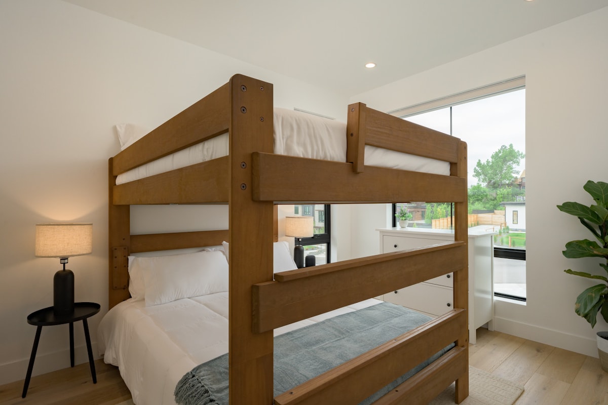 2303 Hillside Dr-082