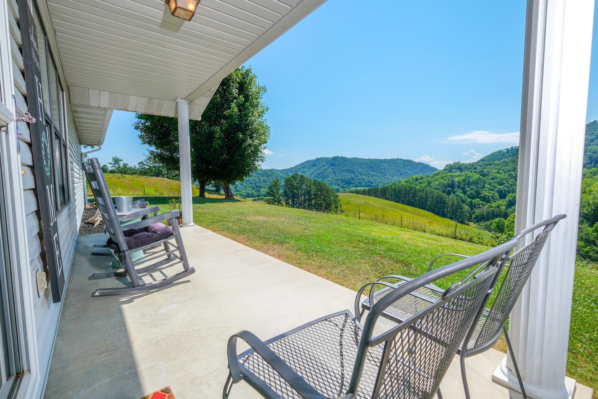Pet friendly farmhouse with a gorgeous view!