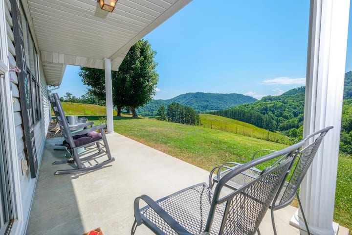 3br, Pet Friendly Farmhouse With A Gorgeous View! - Sevierville, TN