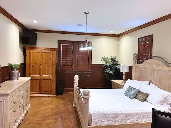 Spálňa s manželskou posteľou (pre 2 osoby)
Pre väčšie pohodlie a komfort ponúka chladničku, bar s umývadlom a televízor.
 Kúpeľňa s toaletou len pár krokov od vás