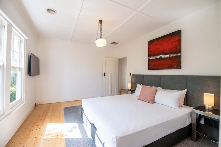 Spálňa tri

Možnosť jedného alebo dvoch slobodných manželov

42-palcováinteligentná televízia