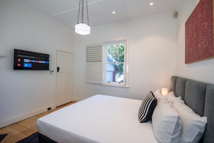 Spálňa šesť

Možnosť jedného alebo dvoch slobodných manželov

42-palcováinteligentná televízia