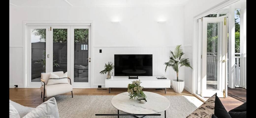 6 Bedroom Californian Bungalow gallery image 3