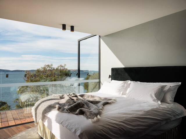 ‘Sydney’ – Waterfront penthouse in Battery Point gallery image 3