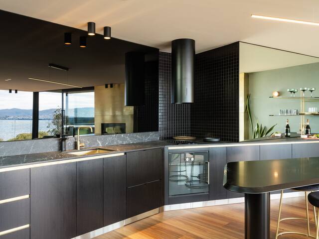 ‘Sydney’ – Waterfront penthouse in Battery Point gallery image 2