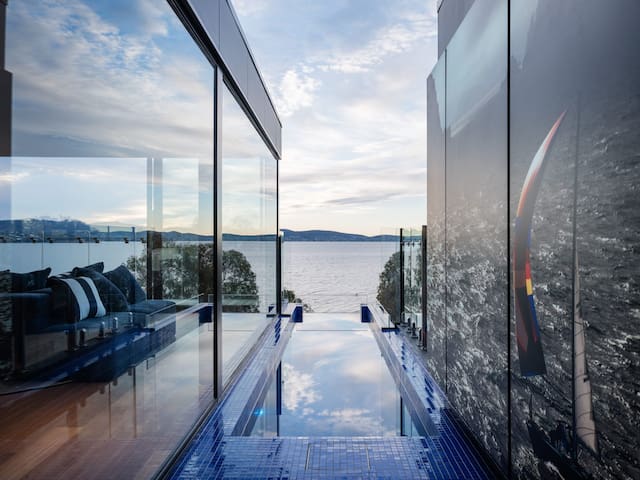 ‘Hobart’ – Penthouse with private heated pool