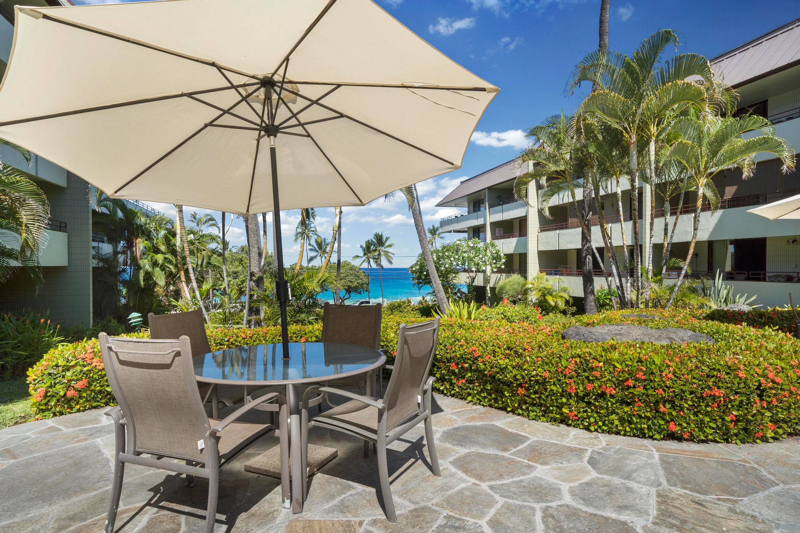 Beachfront 2BR across Magic Sands Beach - Photo 39