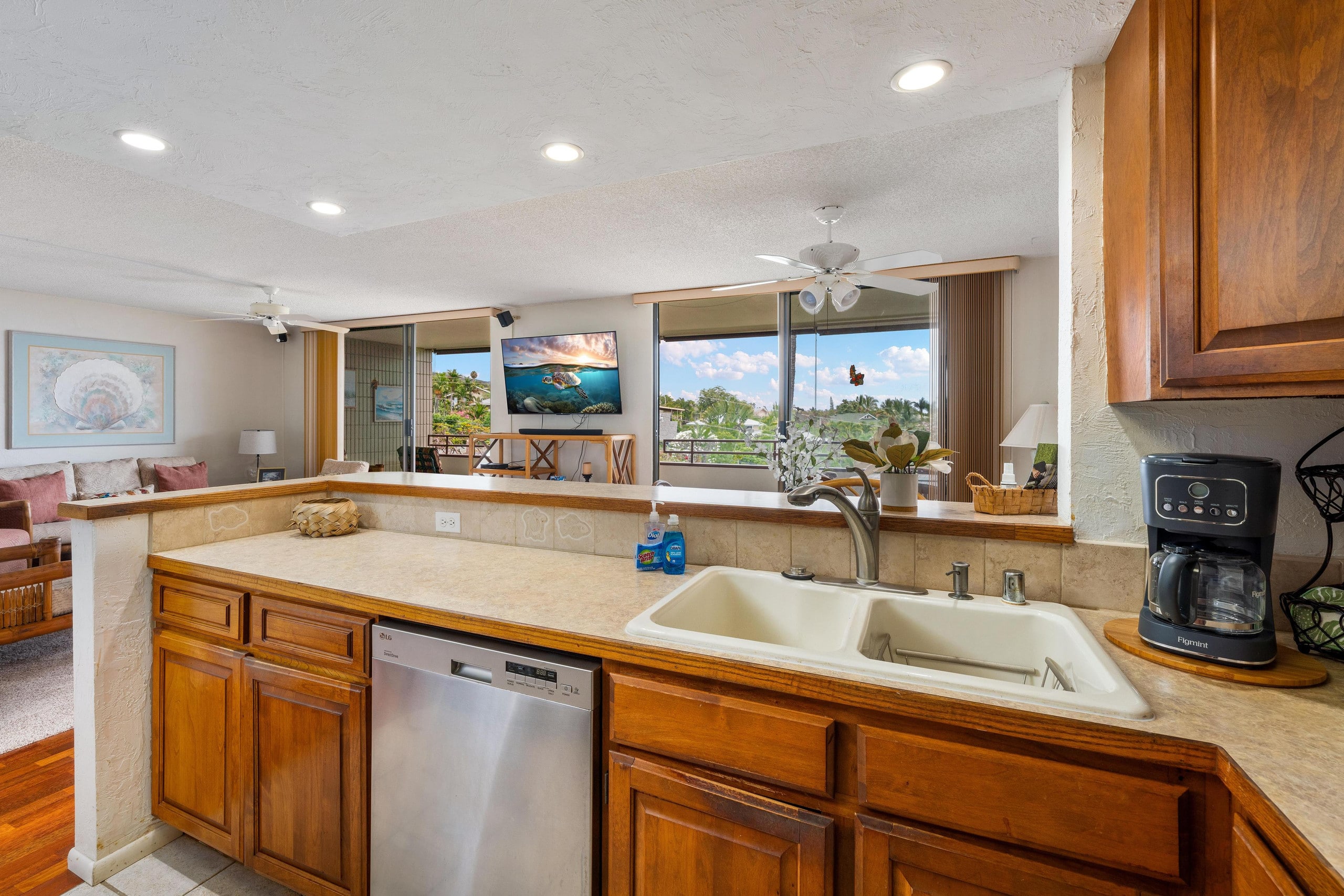 Beachfront 2BR across Magic Sands Beach - Photo 8