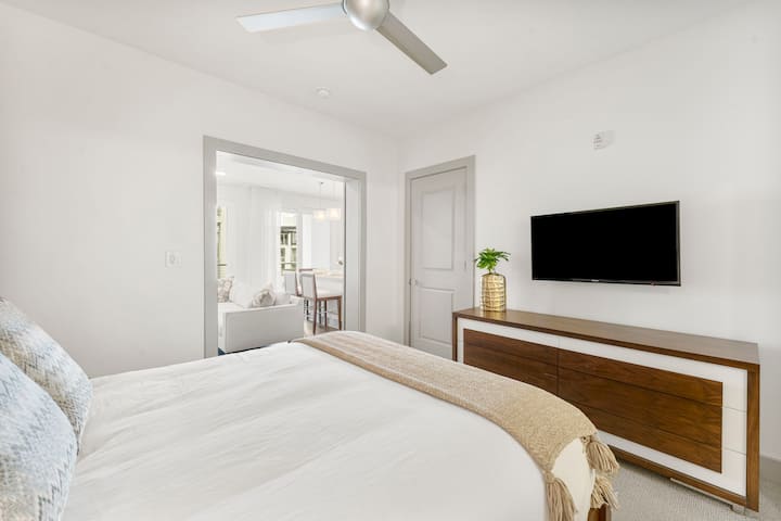 Queen Guest Suite - opremljen TV-om ravnog ekrana