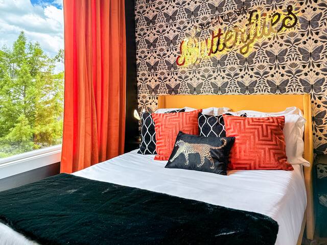 Welcome Lyric Lounge! RoofTop Deck,Perfect For CMA gallery image 5