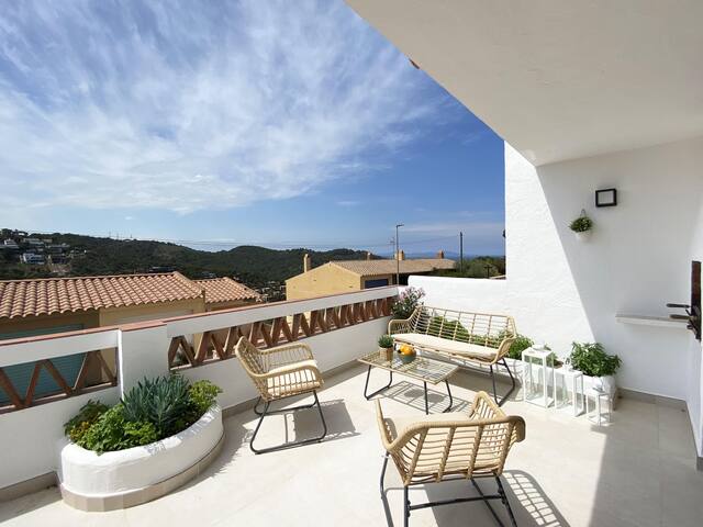 Semi-detached house with swimming pool for rent in gallery image 3