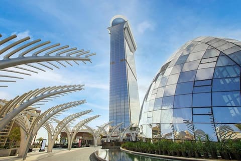Top Airbnb: Palm Tower Luxury 1BR - Top Hotel Sea View Suite in Palm Jumeirah