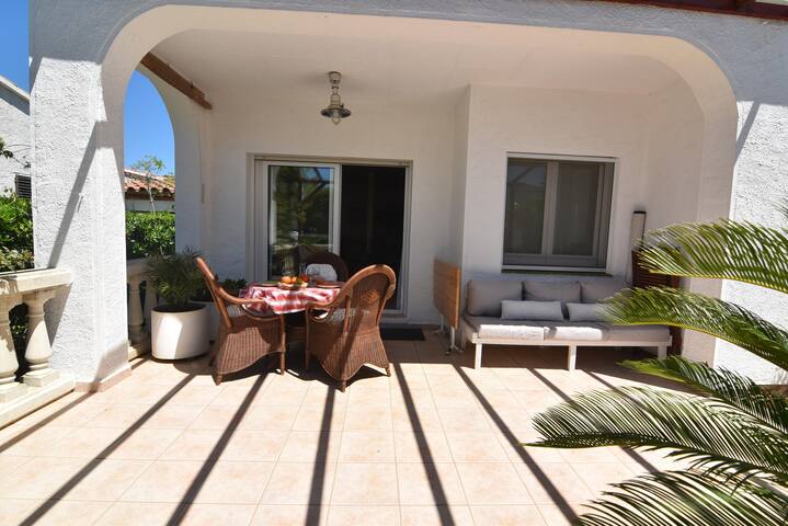 Lovely vacation home with lush garden and spacious gallery image 4