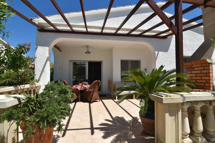 Lovely vacation home with lush garden and spacious gallery image 5