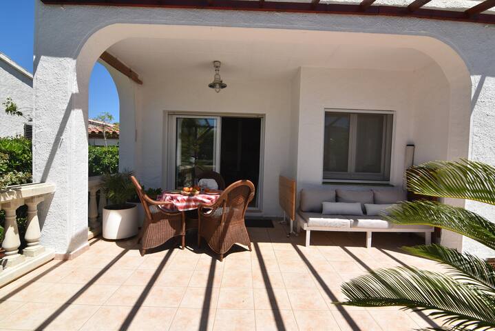 Lovely vacation home with lush garden and spacious gallery image 3