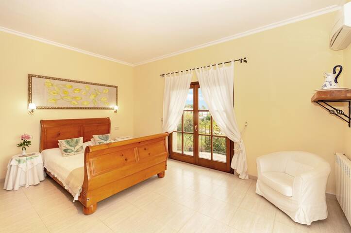 Oliveres gallery image 4