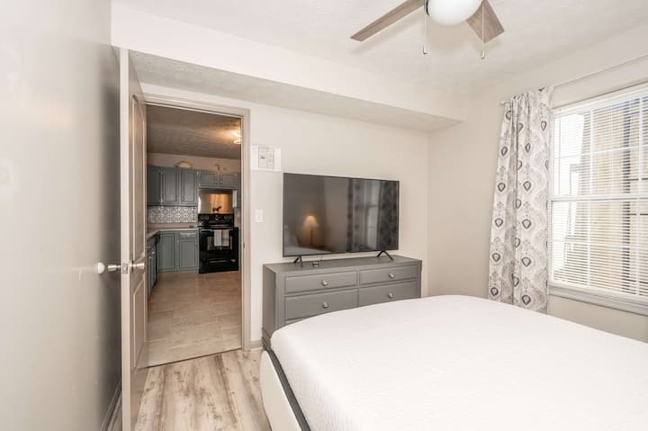 El refugio del segundo dormitorio ofrece una cama de matrimonio y TV inteligente.